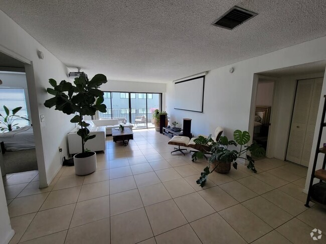 Building Photo - 575 Crandon Blvd Unit 504 Rental