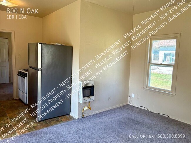 800 N Oak St