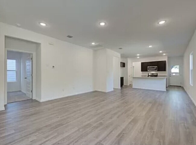 Photo - "Spacious 3-Bedroom Gem with 2 Full Baths ... Unidad #7