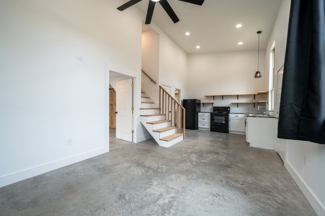 2 Earl Dr