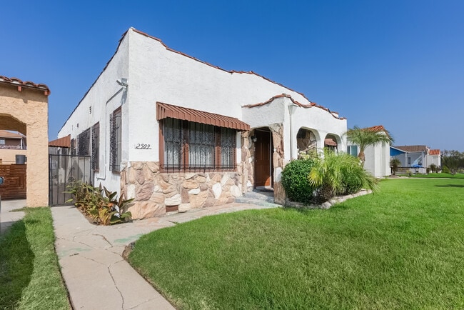 Front, secure entrance. - 2509 W 73rd St Unit 2509