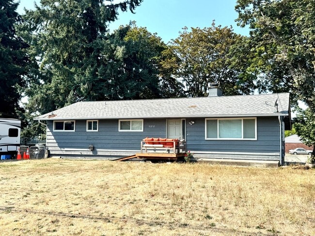 Building Photo - Spacious 4-Bed, 2-Bath Duplex – Utilities ... Rental