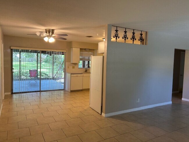 Photo - Beautifully landscaped 2/1/1 Jungle Prada ...