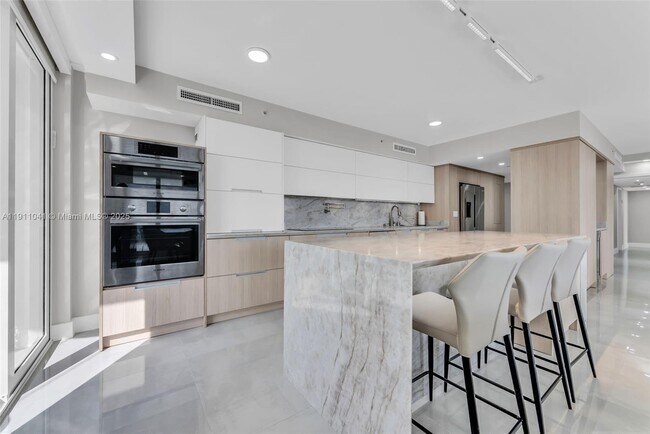 Photo - 19707 Turnberry Way Unidad 21E