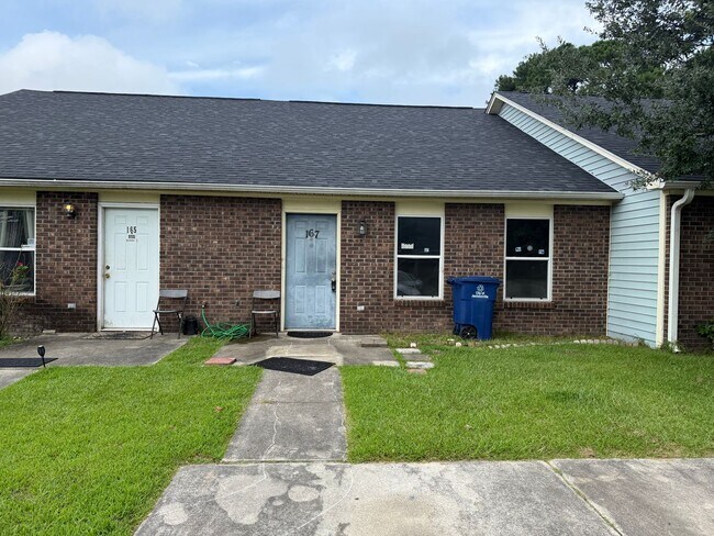 Building Photo - Cute 2 Bedroom Duplex Close to Shopping Rental
