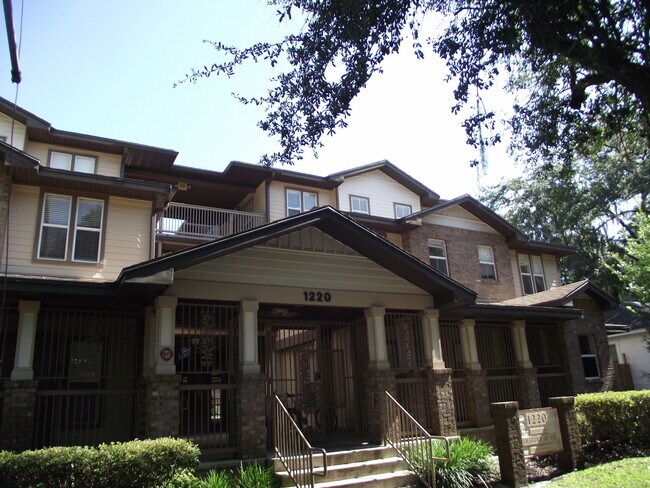 Photo - Walk to UF from this 1/1!