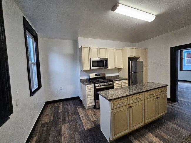 Building Photo - 3 bedroom Home for rent in the S. Side Flats
