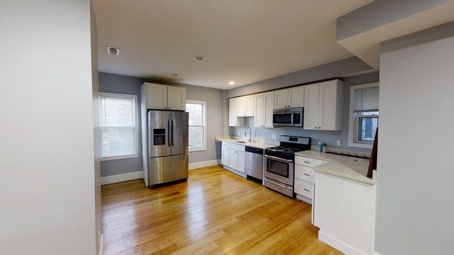 Building Photo - 722 Saratoga St Unit 3