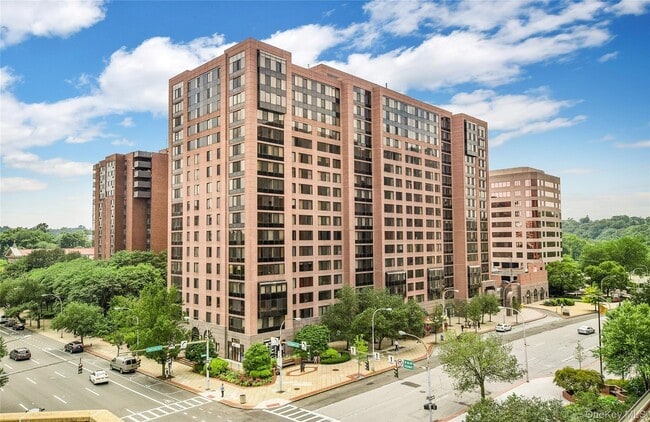 Building Photo - 4 Martine Ave Unit PH118