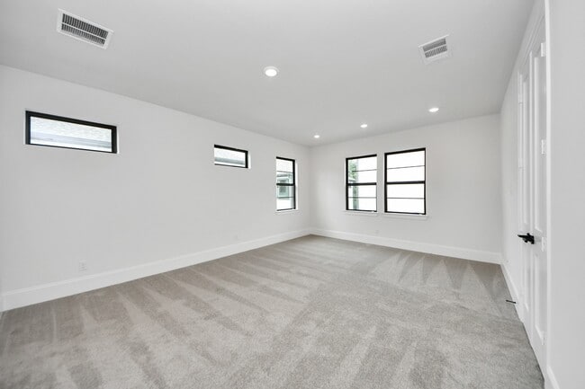 Building Photo - 12010 Royal Oaks Banner Wy