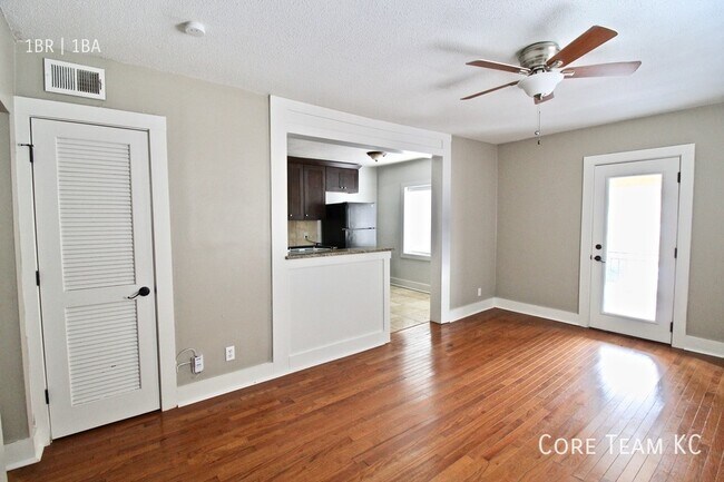 Building Photo - 4328 Roanoke Pkwy Unit 305