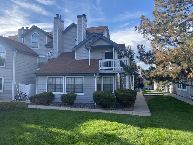 Building Photo - Charming Condo with a Loft! Unit 2-212