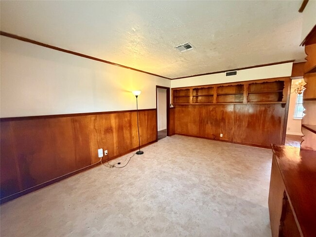 Photo - 6211 Schevers St