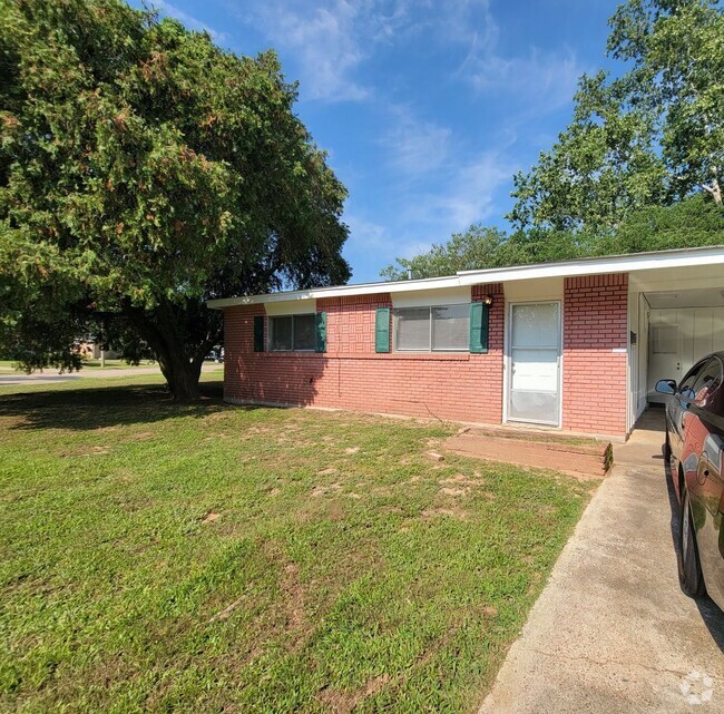 Building Photo - 2 bedroom 1 bathroom Rental