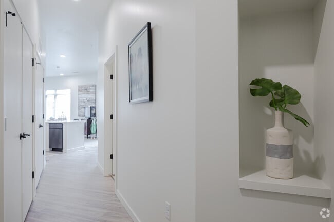 2BR, 2BA - 1,109SF