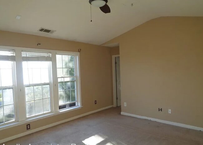 Photo - 3303 Saville St SW