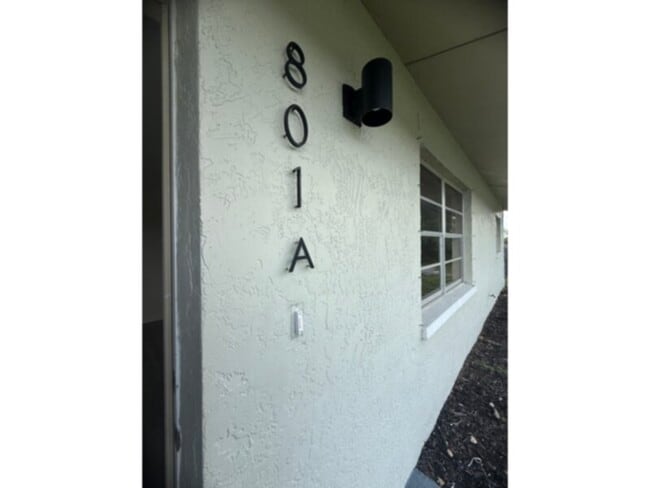 Building Photo - -AVAILABLE NOW! Updated 2BR/1BA Duplex  Fr... Rental