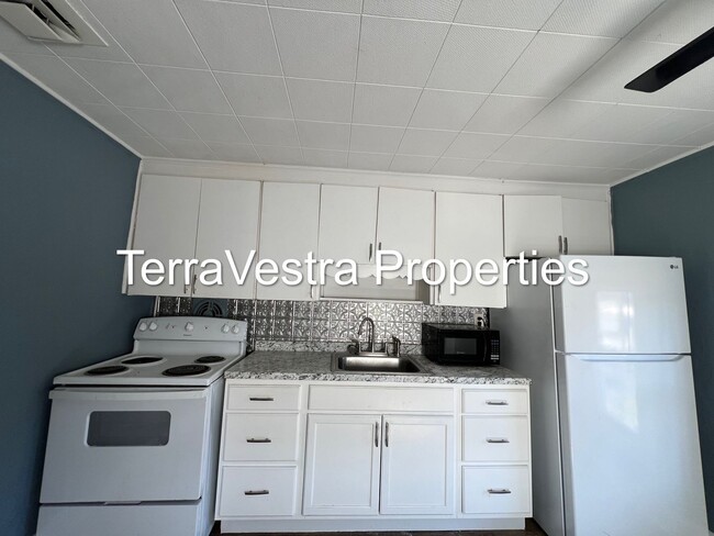 Building Photo - 604 Sherman Ave Unit 2