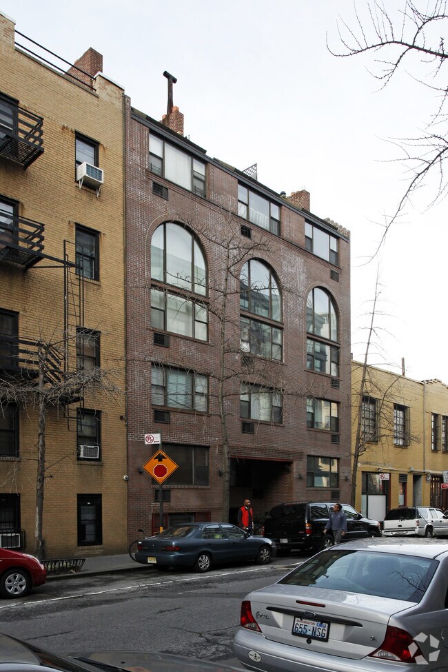 Photo - 838 Greenwich St