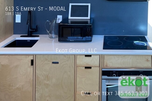 Photo - 613 Emery St W