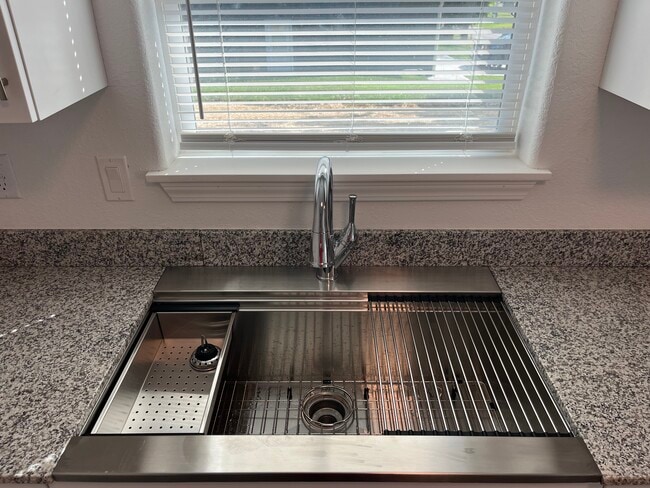 Photo - 949 St Louis St