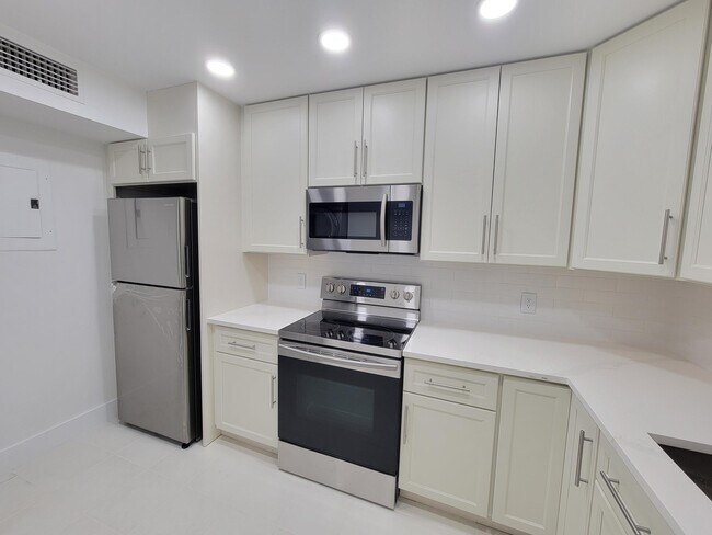 Photo - 733 SE 1st Way Unidad 303