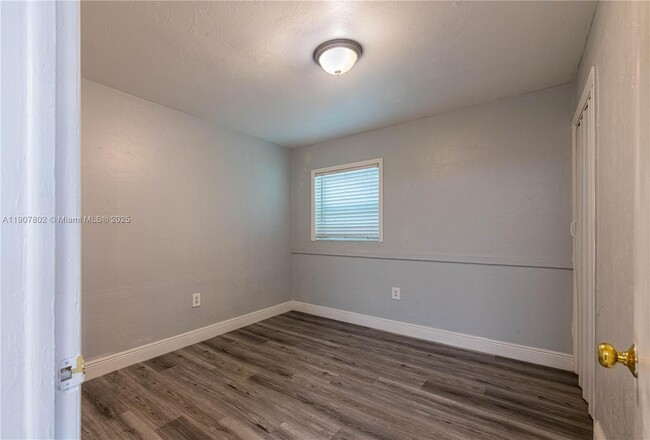 Photo - 327 SW 20th St Unit 3