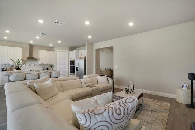 Photo - 6489 Cloverdale Ave