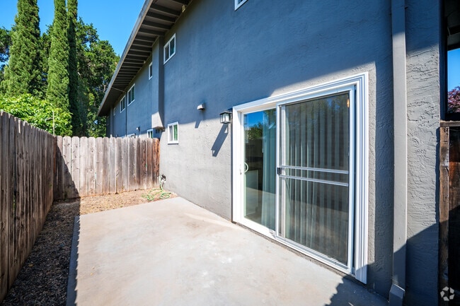 2BR, 1.5BA - 918SF - Patio