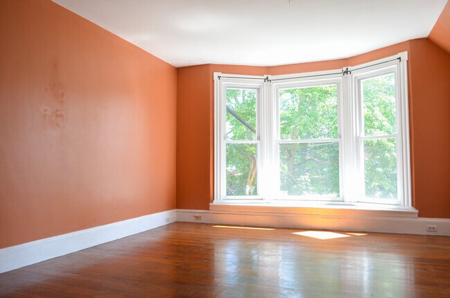 Living room - 35 College St Unit 2