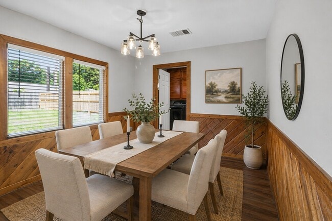 Photo - 2027 Ottawa Ln