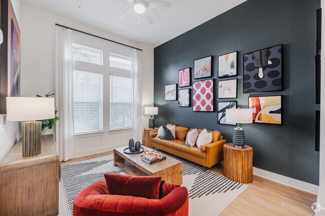 1BR, 1BA - 765SF - Living Room