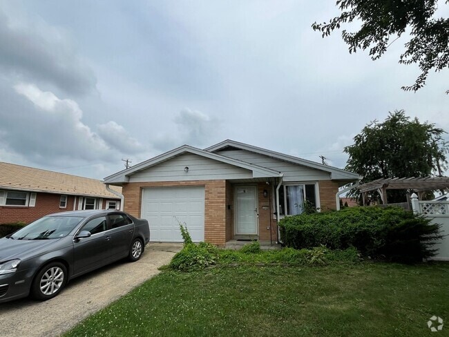 Building Photo - Stunning 3 Bed 1.5 Bath ranch available fo... Rental