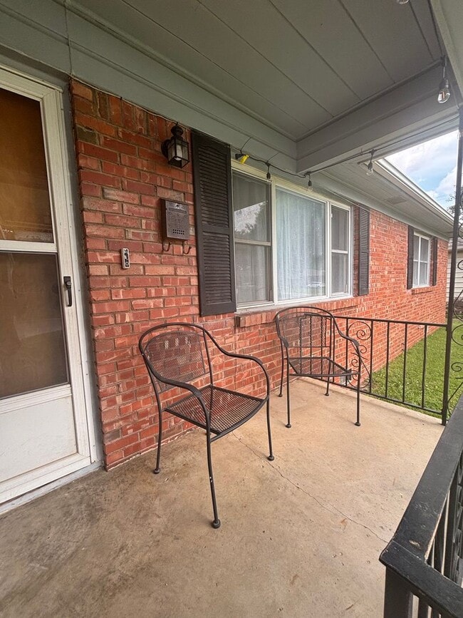 Photo - Adorable 3 bed, 1 bath, 1 car midtown bungalow close to the fairground, restaurants and shopping.