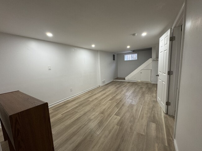 Photo - 42 Bloomfield Ave Unité LOWER