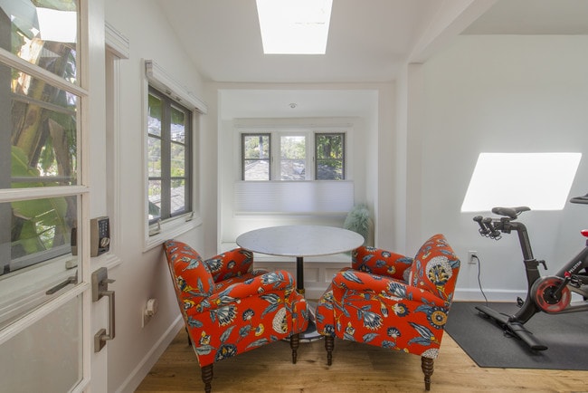 Entrada - 6122 Glen Tower St