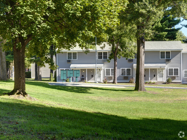 Building Photo - Colonial Estates Rental