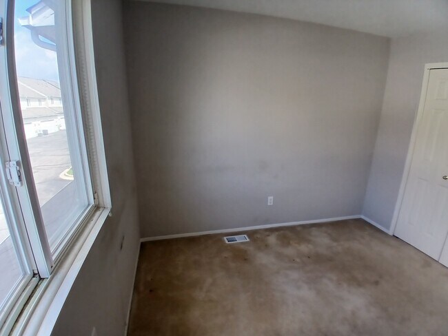 257 Stonegate W Unidad 1st Room for Rent