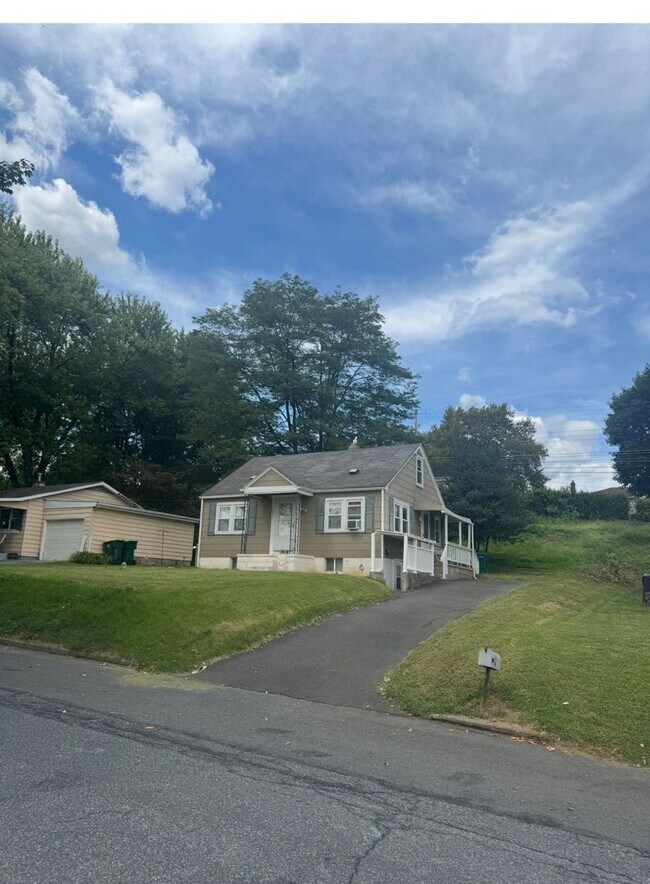 Photo - Charming 3 bedroom, fully furnished apartment Unit 2655 Eldridge Avenue