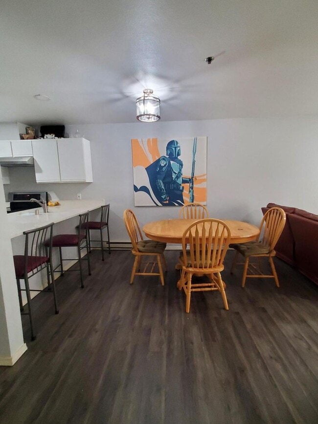 Building Photo - Cozy, 2 Bedroom Apartment for Rent in the Birchwood Neighborhood!