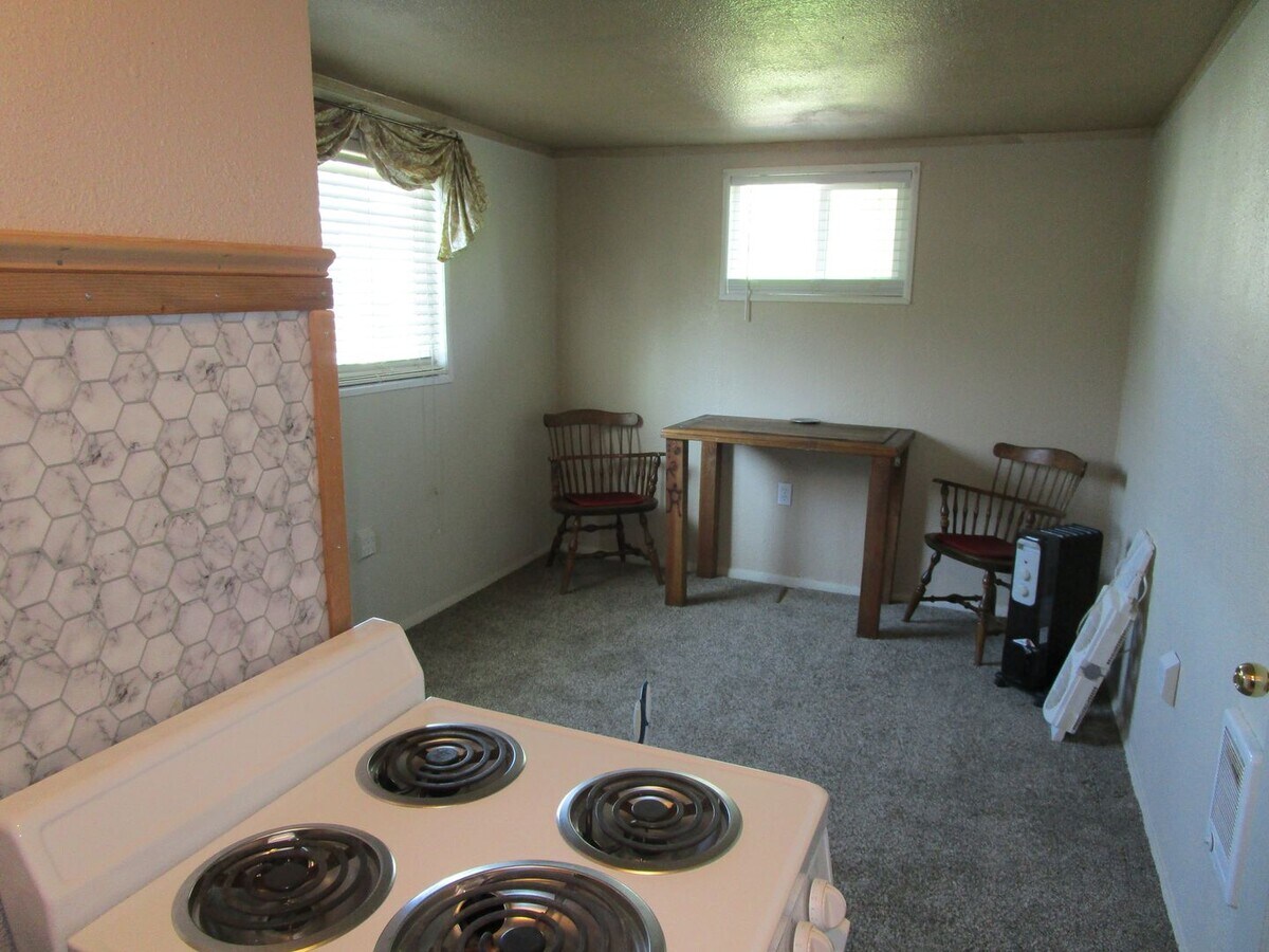 Photo - Studio in Heart of Prineville - Available ...