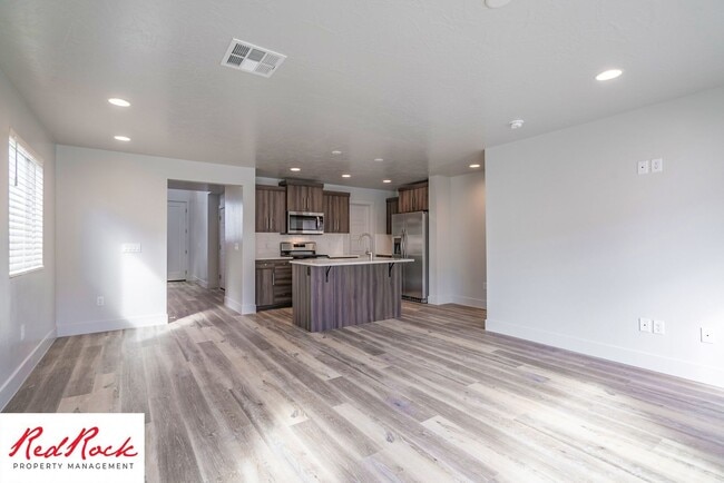 Photo - Spacious 4 Bedroom Home Near Hiking Trails