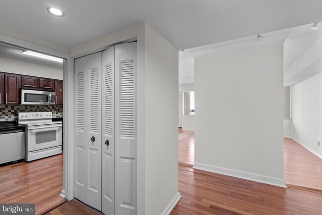 Building Photo - 3713 S George Mason Dr Unit 1412 Rental