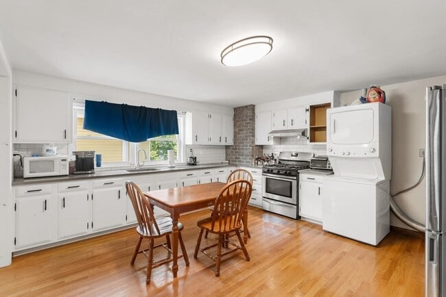 Building Photo - 57 Newbury St Unit 2