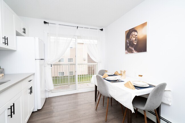 Photo - 10021-10154 154 St Unit 6