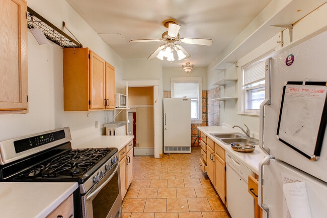 Photo - 1660 Hewitt Ave