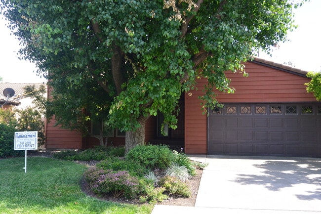 Building Photo - 1933 S Royal Oaks Dr