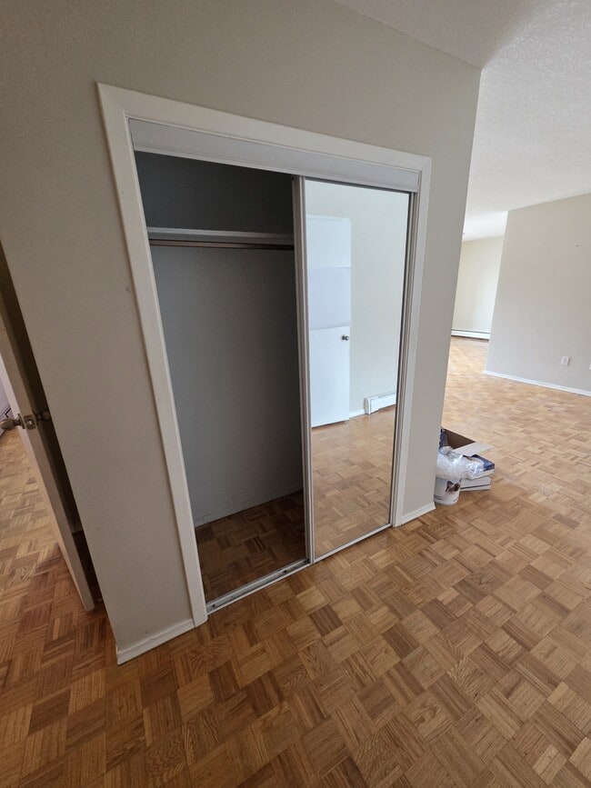 Photo - 1061 Queen's Blvd Unité 103