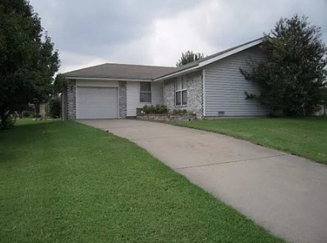 Building Photo - 1001 E Scott St