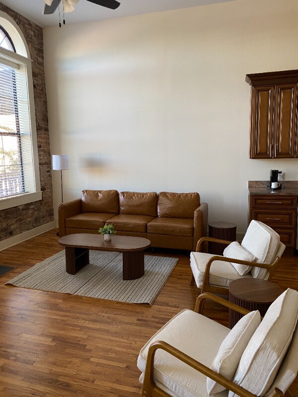 Photo - 605-607 E Commerce St